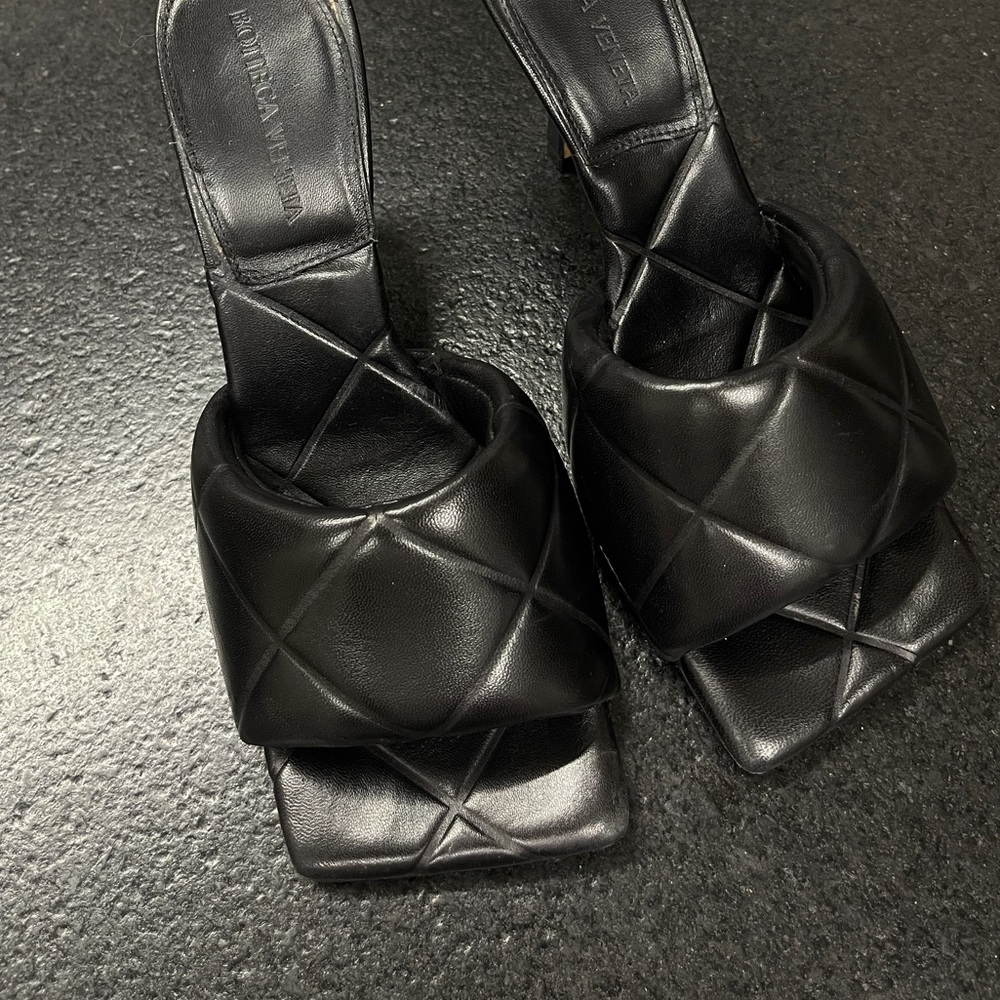 BOTTEGA VENETTA PADDED HEELS
